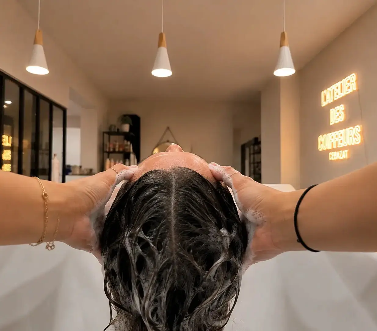 Application d’un soin 100 % végétal sur cheveux longs
